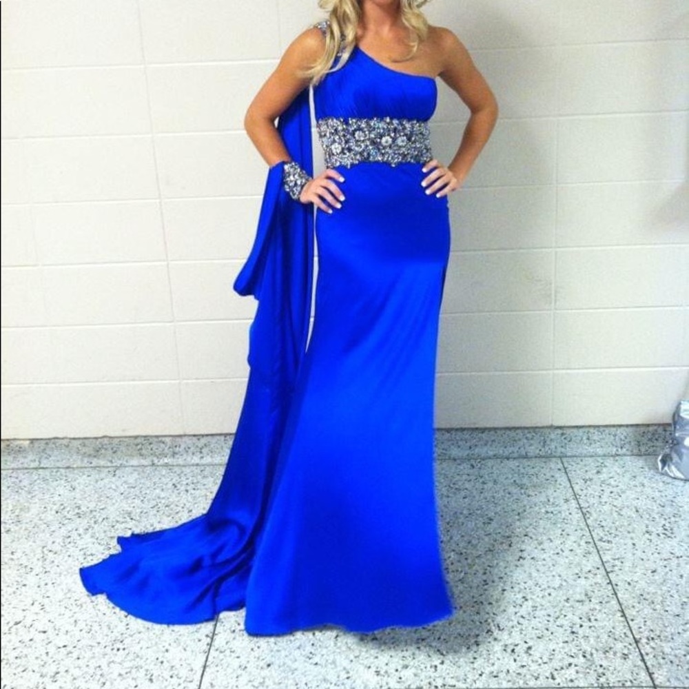Mac Duggal gorgeous silk gown.
